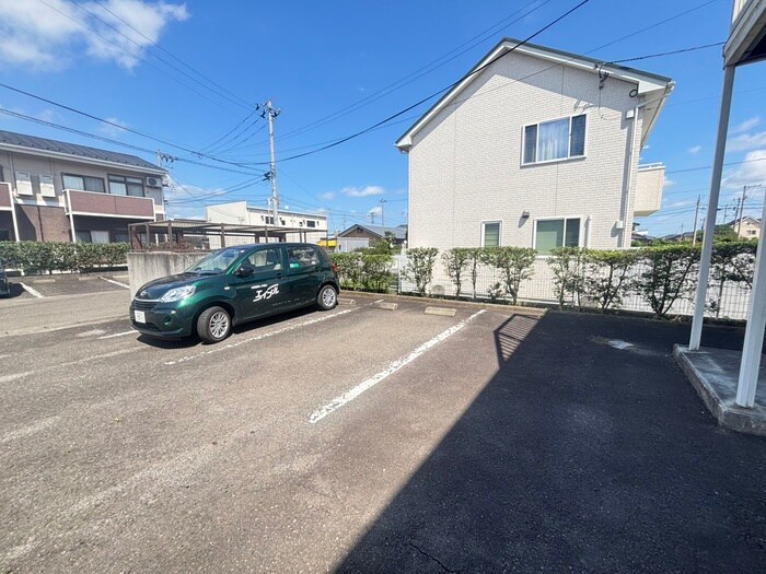 物件外観写真3　(駐車場)
