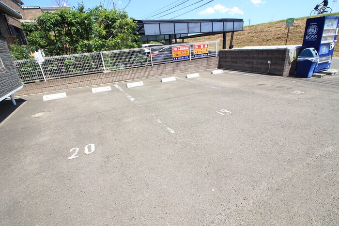 物件外観写真5　(駐車場)