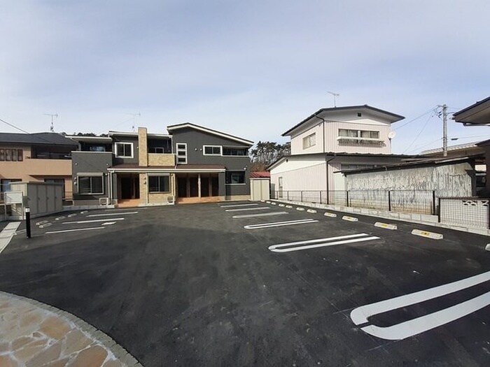 物件外観写真2　(駐車場)