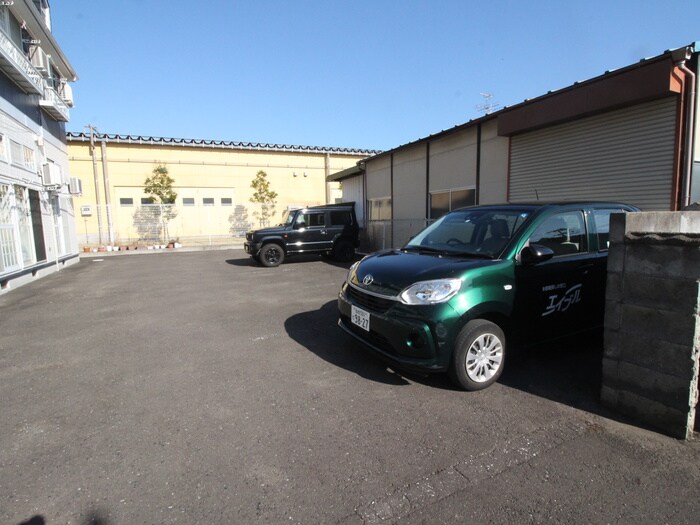 物件外観写真4　(駐車場)