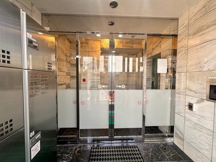 物件外観写真5　(エントランス部分)