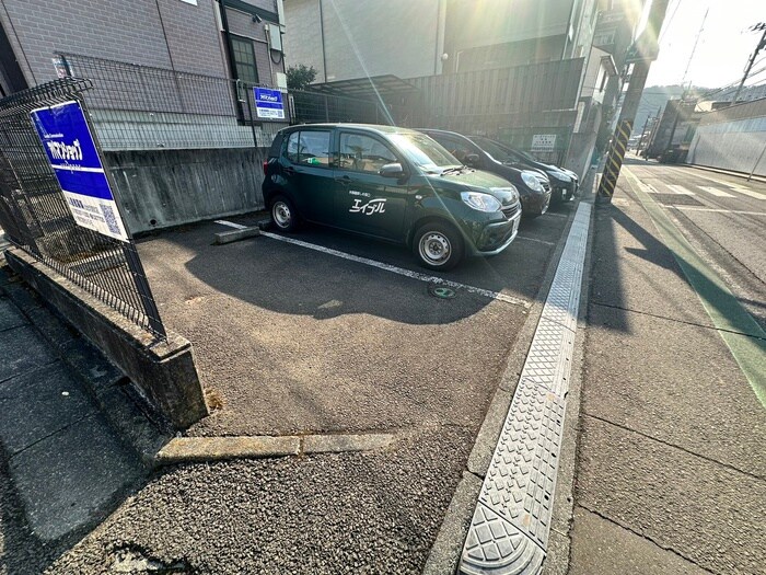 物件外観写真4　(駐車場)