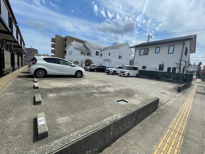 物件外観写真4　(駐車場)