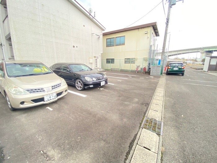 物件外観写真5　(駐車場)