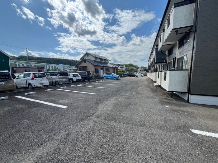 物件外観写真5　(駐車場)