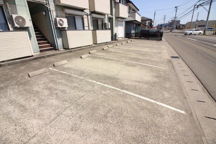 物件外観写真3　(駐車場)