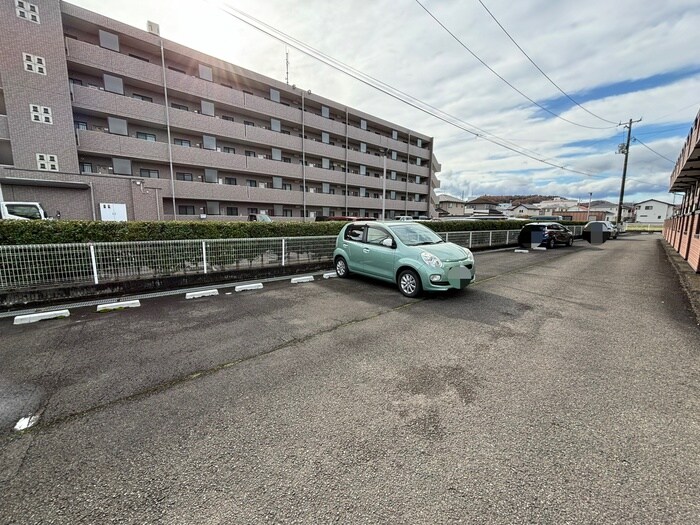 物件外観写真5　(駐車場)