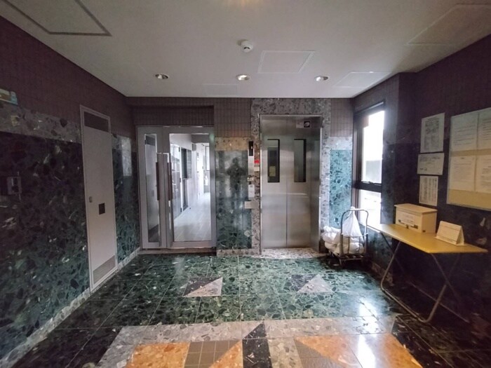 物件外観写真2　(エントランス部分)