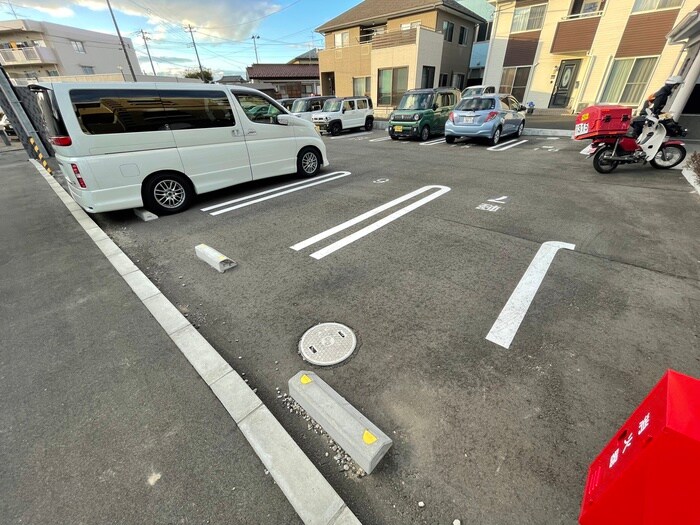 物件外観写真3　(駐車場)