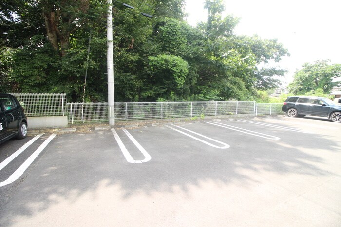 物件外観写真5　(駐車場)