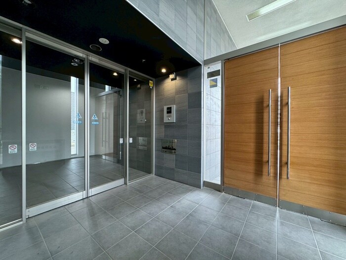 物件外観写真3　(エントランス部分)