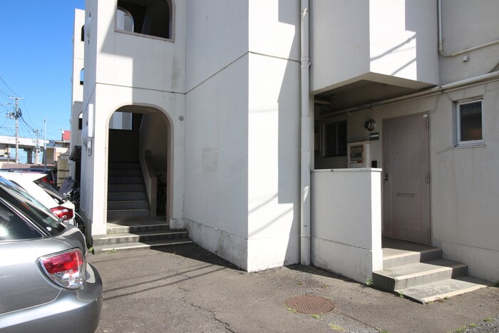 物件外観写真3　(エントランス部分)