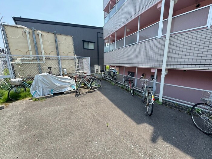 物件外観写真3　(駐輪場)