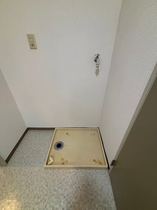 物件内観写真12　(洗濯機置場)