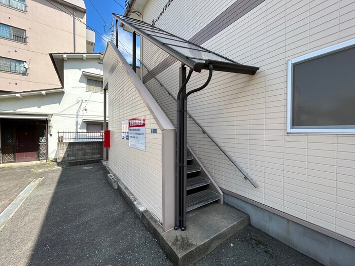 物件外観写真2　(エントランス部分)