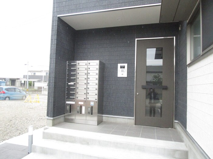 物件外観写真4　(エントランス部分)