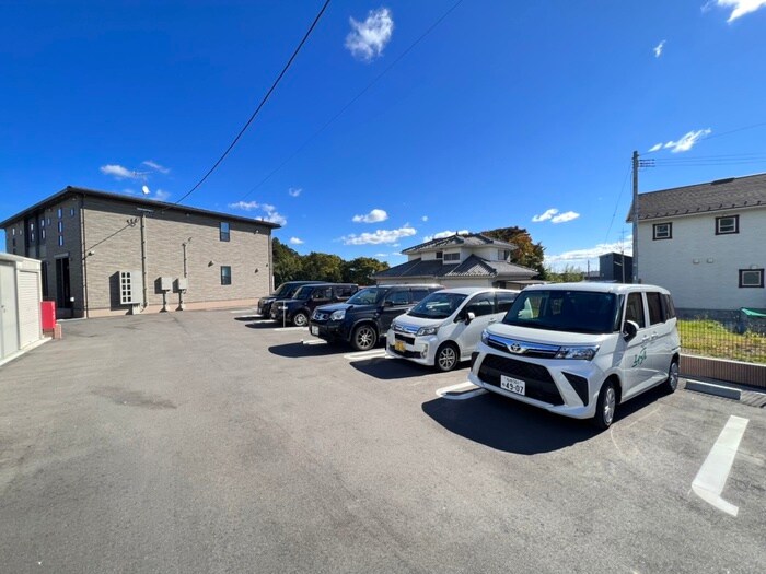 物件外観写真3　(駐車場)