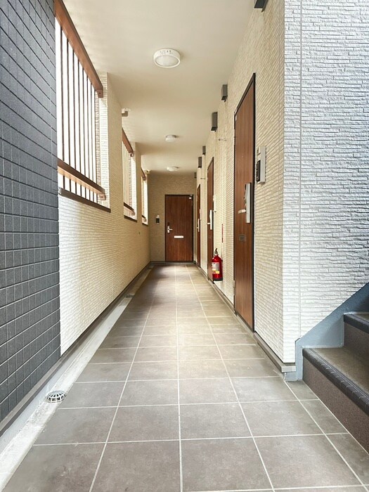 物件外観写真3　(エントランス部分)