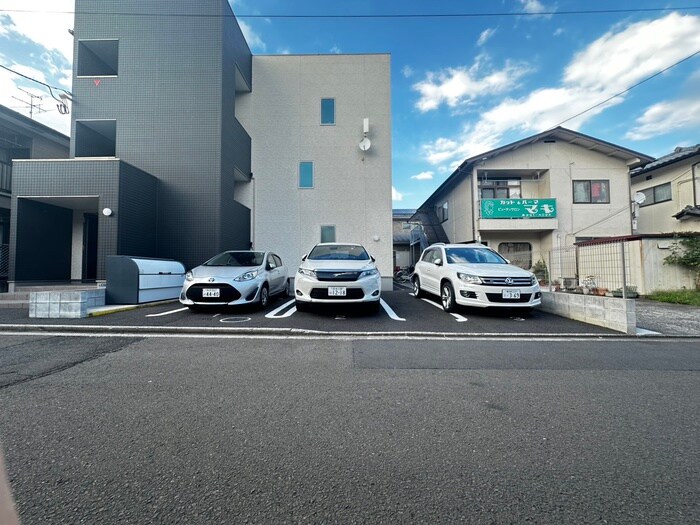 物件外観写真4　(駐車場)