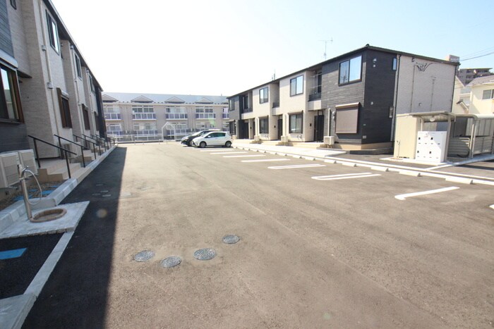 物件外観写真2　(駐車場)