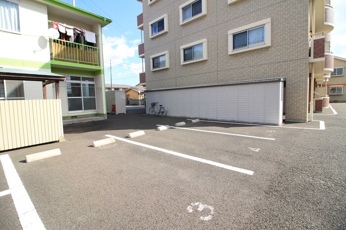 物件外観写真3　(駐車場)
