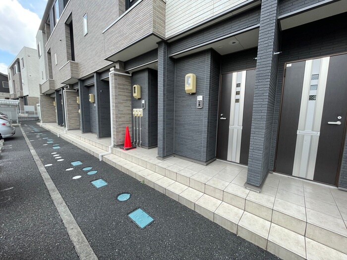 物件外観写真3　(エントランス部分)