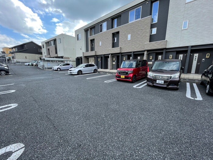 物件外観写真4　(駐車場)