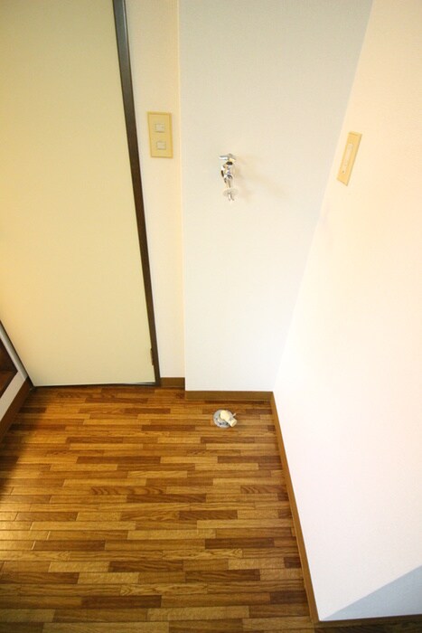 物件内観写真12　(洗濯機置場)