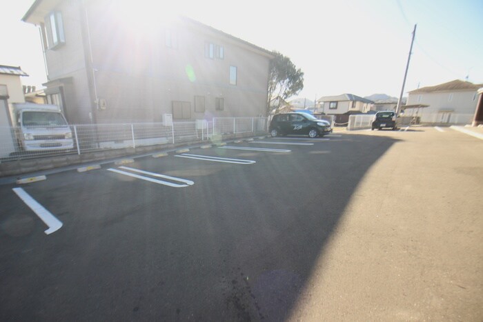 物件外観写真2　(駐車場)