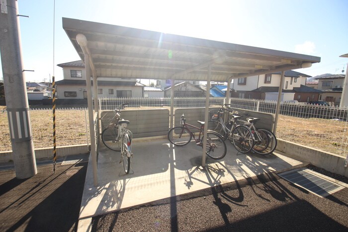 物件外観写真4　(駐輪場)