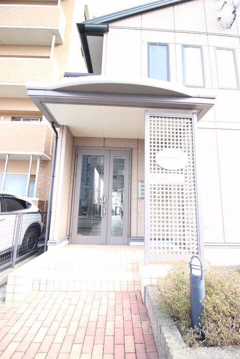 物件外観写真4　(エントランス部分)