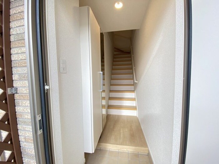 物件内観写真13　(玄関)