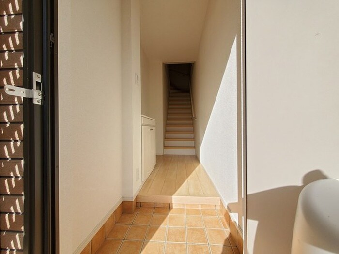 物件内観写真11　(玄関)