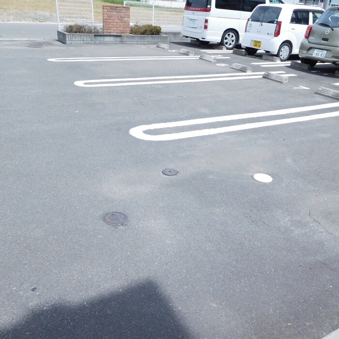 物件外観写真5　(駐車場)