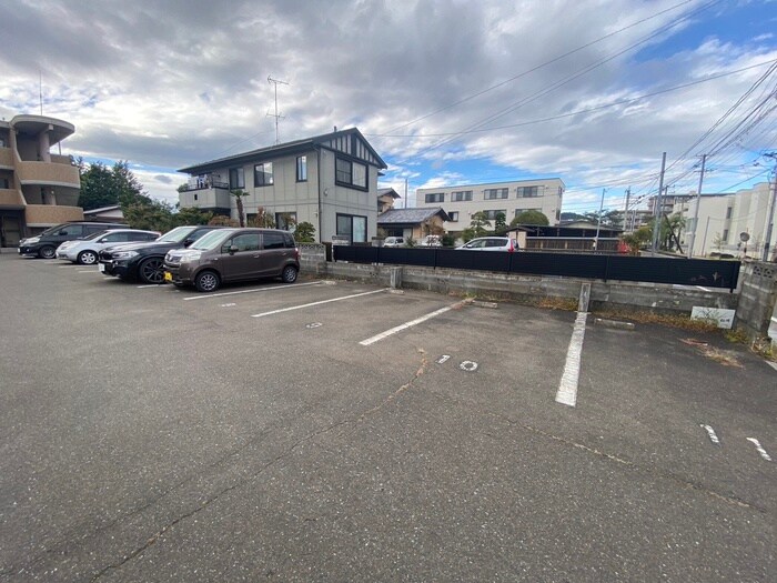 物件外観写真3　(駐車場)