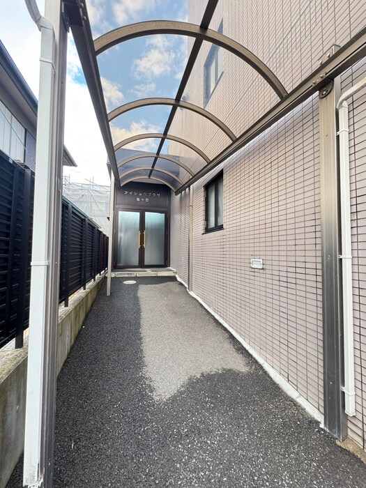 物件外観写真5　(エントランス部分)