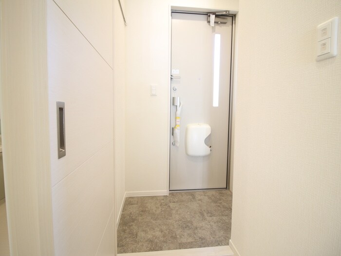 物件内観写真16　(玄関)