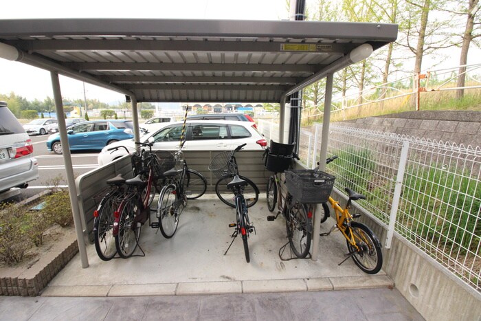 物件外観写真3　(駐輪場)