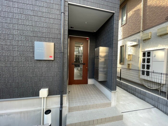 物件外観写真3　(エントランス部分)