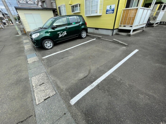 物件外観写真4　(駐車場)