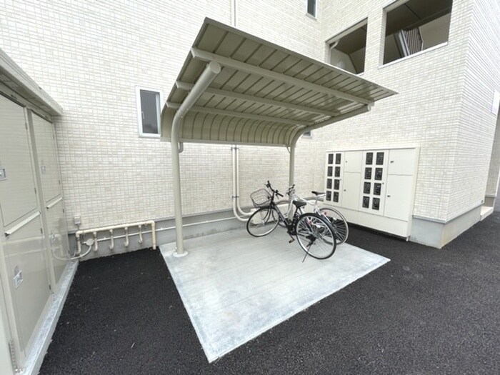 物件外観写真4　(駐輪場)