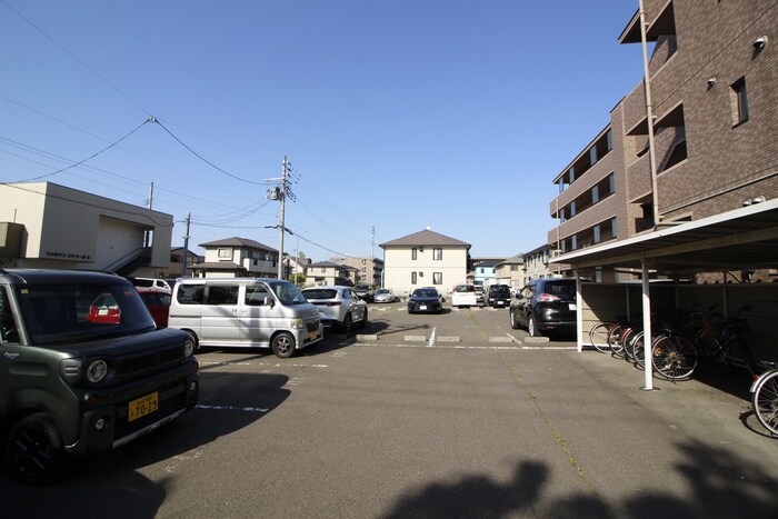 物件外観写真2　(駐車場)