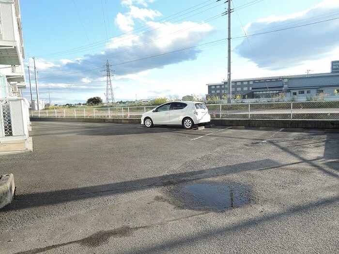 物件外観写真2　(駐車場)