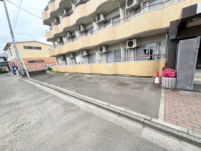 物件外観写真2　(駐車場)