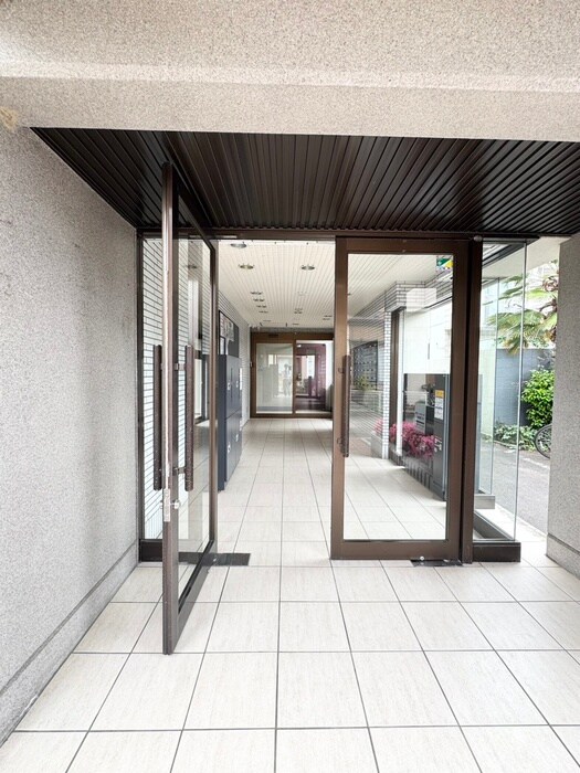 物件外観写真3　(エントランス部分)