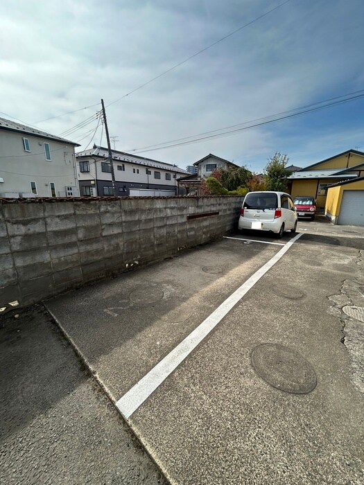 物件外観写真6　(駐車場)