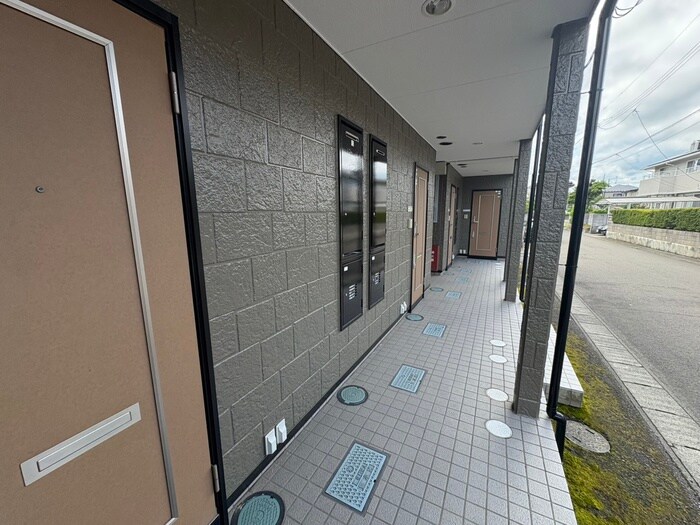 物件外観写真3　(エントランス部分)