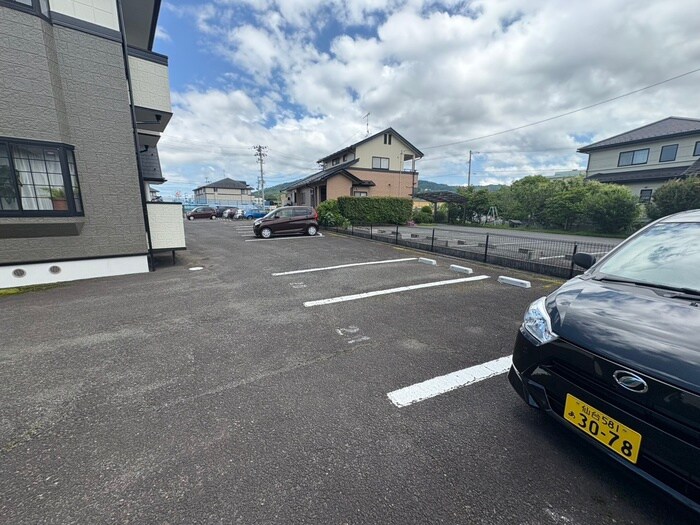 物件外観写真5　(駐車場)