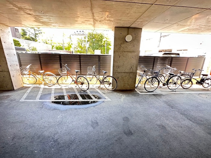 物件外観写真3　(駐輪場)