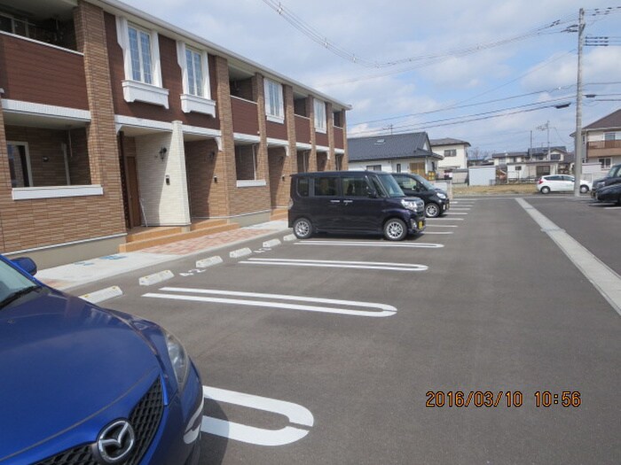 物件外観写真3　(駐車場)